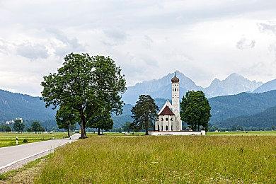 在《Terror At Oakheart》（橡心镇惊魂记）中与恐怖的 80 年代杀手搏斗求生